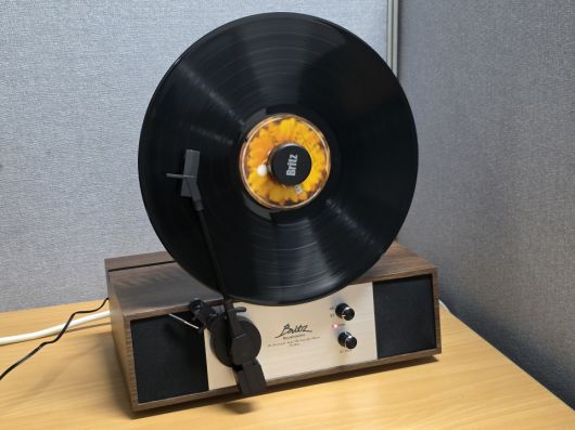 스트리밍으로 음악을 감상하는 것과 다르게 LP 음반을 직접 올리고 바늘을 움직여 재생하는 재미가 있었다.