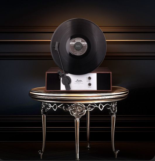 가장 큰 특징 중 하나는 고풍스러운 디자인이 적용되었다는 점이다.