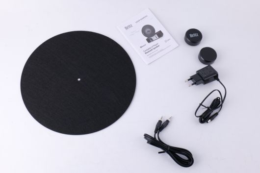 제품 본체 외에 턴테이블 플래터매트, DC 어댑터, 매뉴얼, 마그네틱 어댑터 2개, 3.5mm 케이블이 제공된다.