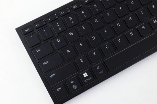 캡스락 키나 블루투스 페어링을 겸하는 F1~F3 키에는 LED 인디케이터가 더해져 작동 상황을 더 간편하게 확인하는 것이 가능하다.