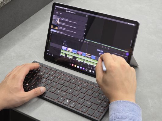갤럭시 탭 플러스와 연결 후 영상 편집 작업용으로도 활용해 보니, 터치만으로 편집하는 것보다 생산성이 크게 증대했다.
