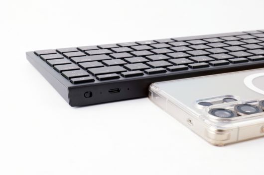 키보드의 두께는 16.5mm에 불과할 정도로 얇다.