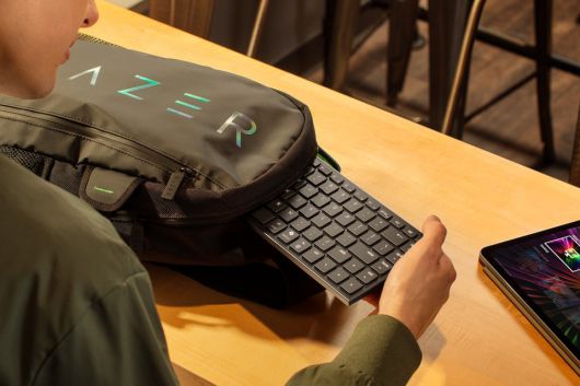 이토록 얇은 두께를 지닌 만큼, 가방에 수납하는 것에도 부담이 적다.