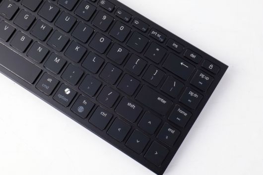 다양한 OS에 대응할 수 있도록 윈도우는 물론 애플 제품에서 사용되는 키들도 각인된 것을 알 수 있다.