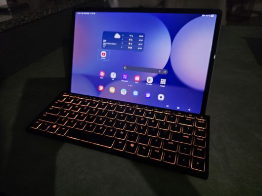 레이저 크로마 RGB LED를 탑재한 점에도 주목하자.