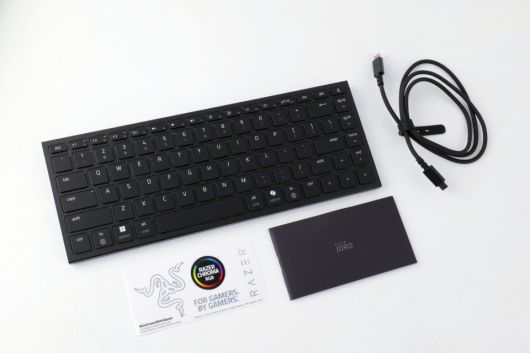 키보드 본체, 매뉴얼, 레이저 스티커, 그리고 USB Type-C to C 케이블이 동봉된다.