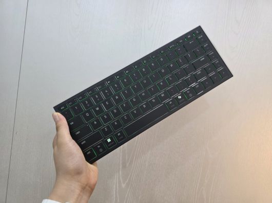 한 손으로 들어도 큰 부담이 없었다.