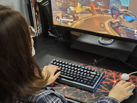 FPS 게임 ‘오버워치 2’를 플레이했다.