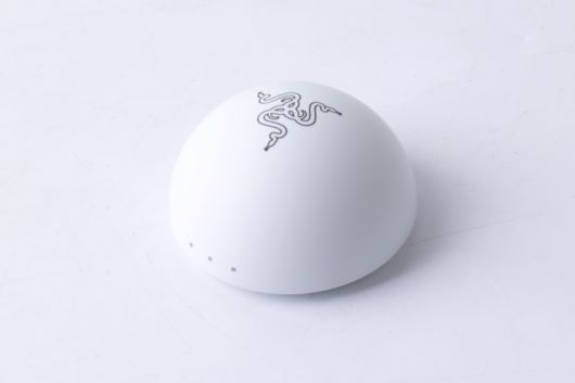 과거 동봉되던 사다리꼴 형태의 무선 동글과 달리 반구 형태의 레이저 하이퍼스피드 무선 2세대 동글이 제공된다.