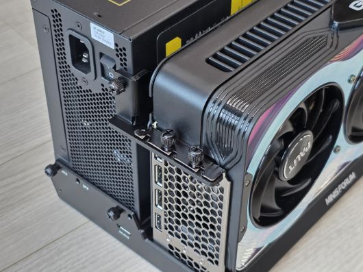 PCIe 단자에 연결 후 eGPU 독에 동봉된 고정용 부품으로 파워서플라이와 그래픽카드를 결합하면 된다.