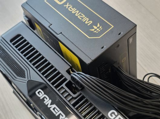 그래픽카드와 파워서플라이를 PCIe 5.1 케이블로 연결하면, eGPU 독의 준비는 모두 마무리된다.