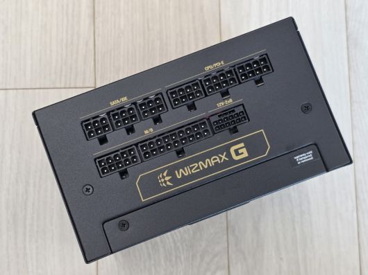 파워서플라이 커넥터부에는 사용자가 혼돈하지 않도록 어떤 커넥터가 연결되는지가 적혀있어 더욱 직관적이다.