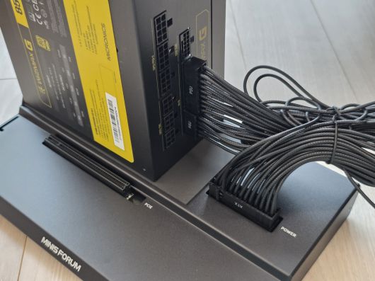 이어서 메인 24핀 전원 케이블을 통해 파워서플라이와 eGPU를 연결했다.