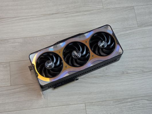 전원을 연결하지 않은 상태에서도 각도에 따라 다른 색상을 보여주는 만큼 디자인적 만족도가 높은 그래픽카드다.