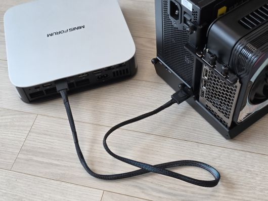 오큐링크 케이블로 미니 PC와 eGPU 독을 연결하는 것도 간단했다.
