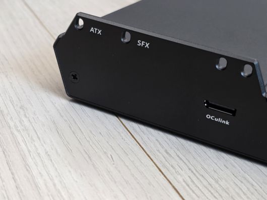 왼쪽에는 파워서플라이 결합을 위한 가이드와 오큐링크 단자가 있다.