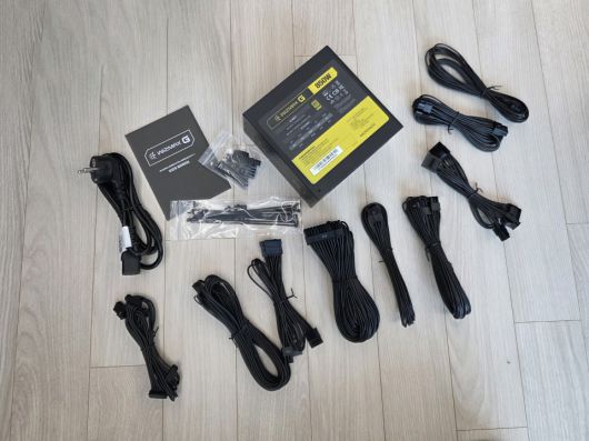 구성품으로는 파워서플라이 본체, 전원 케이블, 모듈러 케이블, 케이블 정리를 위한 액세서리 등이 제공된다.