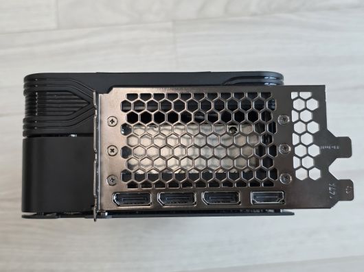 HDMI 2.1b 단자 하나와 DP 2.1b 단자 3개를 갖췄고 DSC를 통해 최대 8K 120Hz 또는 4K 480Hz 출력이 가능하다.