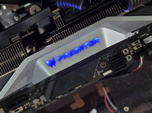 그래픽카드 상단의 프레데터 로고에는 RGB LED가 적용되어 게이밍 PC 내부에서 아름답게 빛난다.