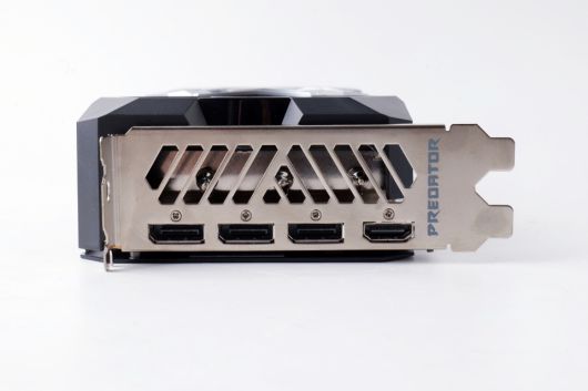 단자는 DP 2.1 3개, HDMI 2.1a 1개를 갖췄다.