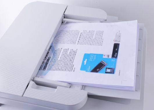 상단에 있는 ADF에는 최대 50매까지 넣고 복사나 스캔, 팩스를 보낼 수 있다.