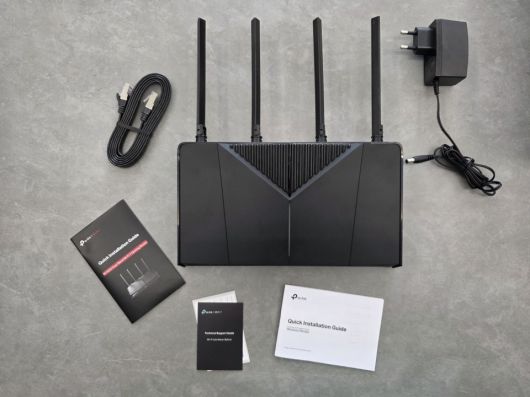 공유기 본체, 전원 어댑터, RJ45 이더넷 케이블, 빠른 설치 가이드가 동봉되는 걸 알 수 있다.
