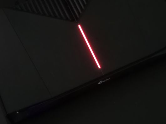 GE230은 본체 중앙에 화려한 RGB LED 바가 적용됐다.