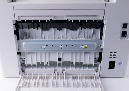 후면 덮개를 열면 용지가 걸렸을 때 빼낼 수 있다.