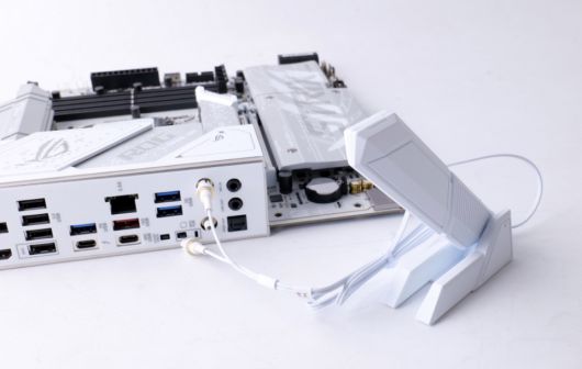 Q-Antenna로 매우 손쉽게 Wi-Fi 안테나를 꽂고 뺄 수 있다.