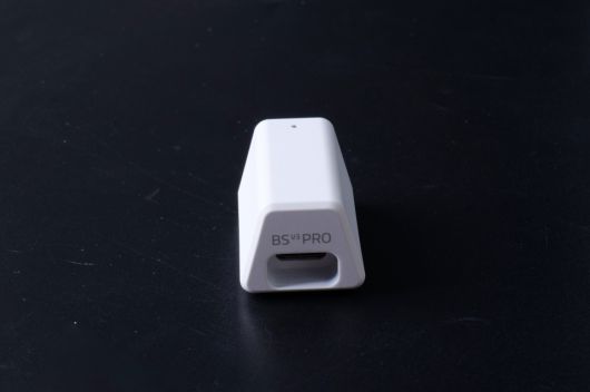 USB 메모리 형태의 스틱형 동글은 ‘레이저 하이퍼스피드 무선 2세대’ 기술이 적용된 최신 동글로 대체됐다.