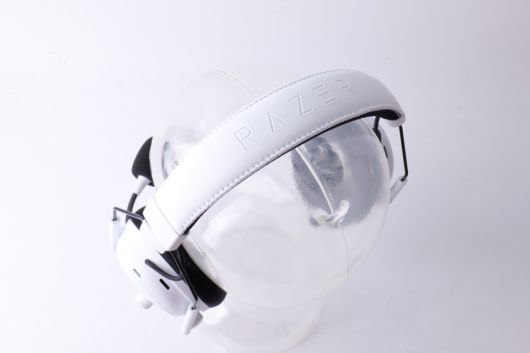 헤드밴드 상단에는 레이저 영문 로고가 각인됐다.