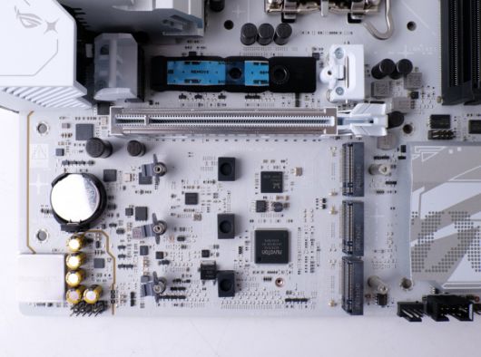 메인 M.2 SSD 슬롯은 매우 간편하게 히트싱크를 제거할 수 있는 걸쇠 디자인이 적용됐다. M.2 SSD 슬롯은 모두 4개이고 가장 위에 있는 메인 M.2 SSD 슬롯은 PCIe 5.0 x4, 나머지 M.2 SSD 슬롯은 PCIe 4.0 x4를 지원한다.