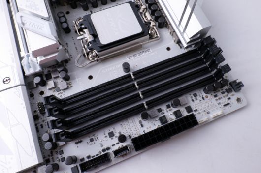 9066MT/s 이상 오버클럭이 가능한 DDR5 슬롯 4개를 제공한다.