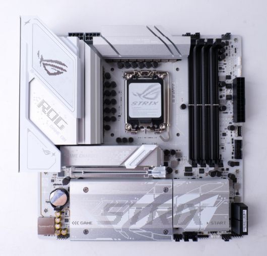 화이트&실버 색상을 하고 있어 화이트 PC를 구성하기 좋다.