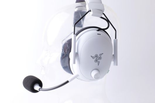 디자인은 ‘헬기 조종사의 헤드셋’으로부터 영감받은 기존 블랙샤크 라인업의 핵심 특징을 계승한 형태다.