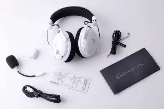 블랙샤크 V3 프로의 구성품을 살펴보자.