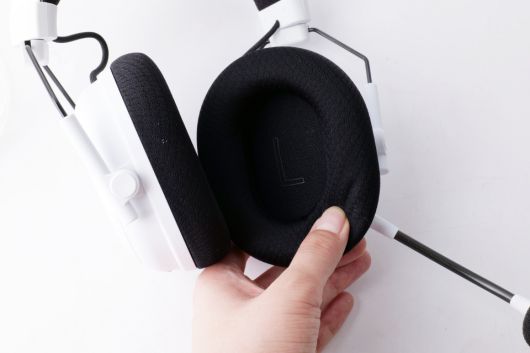 인조 가죽과 습기 흡수를 위한 원단이 레이어드로 사용된 ‘듀얼 레이어 플로우니트 메모리폼 쿠션’이 채택됐다.