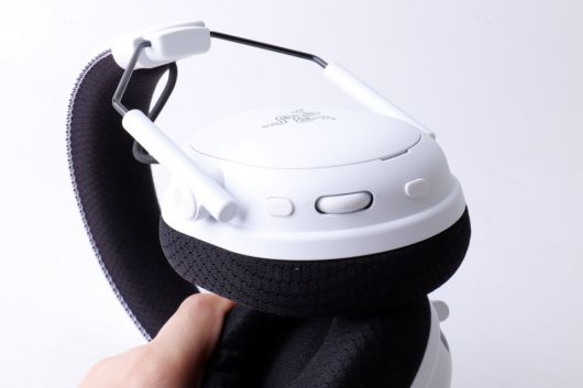 오른쪽 유닛에는 연결 모드 및 EQ 전환을 위한 ‘스마트 스위치’ 버튼, ANC 버튼을 품었으며, 그리고 오디오 기능을 제어할 수 있는 롤러가 새롭게 추가됐다.