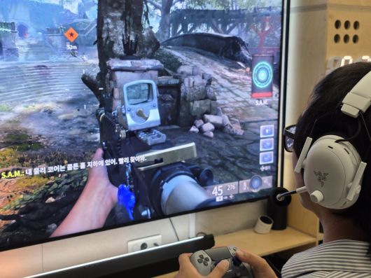 다음은 플레이스테이션 5용 ‘콜 오브 듀티 블랙옵스 6’로 마이크 성능을 검증했다.