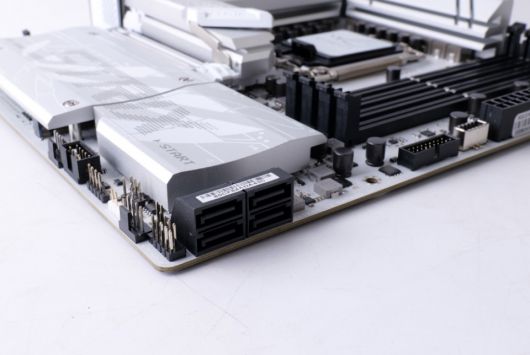 SATA3 단자는 총 4개가 있다.