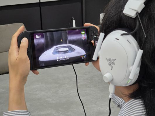 닌텐도 스위치 2를 휴대 모드로 사용해도 블랙샤크 V3 프로와 함께 할 수 있다.