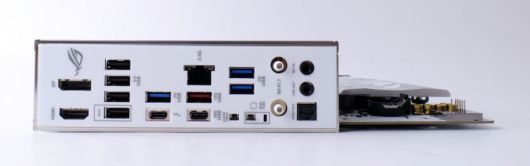 내구성이 높은 스테인리스 스틸 후면 입출력 패널을 적용했다. 초고속 전송을 지원하는 썬더볼트 4를 포함한 다양한 입출력 단자를 갖췄다.