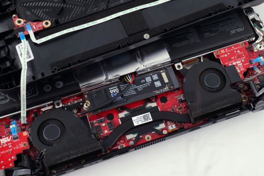 4TB 모델도 단면 NVMe SSD인 만큼 ASUS ROG Ally X 같은 UMPC 게임기에 장착할 수 있다.