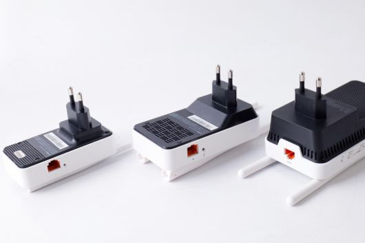 별도로 전원 어댑터를 연결하는 구조가 아니라 본체에 플러그가 내장됐다.