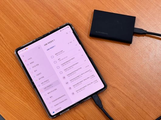 USB Type-C to C 케이블을 제공하기 때문에 스마트폰, 노트북, 태블릿 PC 등에 손쉽게 연결된다.