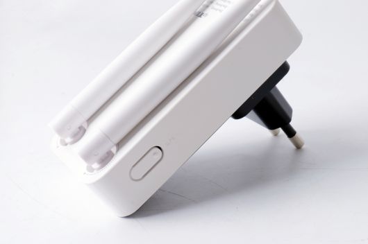 사용 중인 공유기의 WPS 버튼을 누르고 이어서 익스텐더의 WPS 버튼을 누르면 된다.