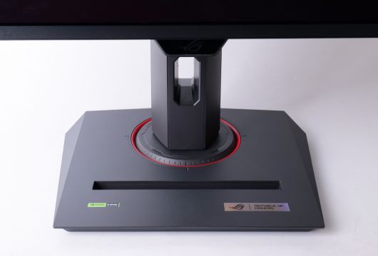 틸트, 스위블, 피벗, 엘리베이션 기능을 갖춘 스탠드가 있다.