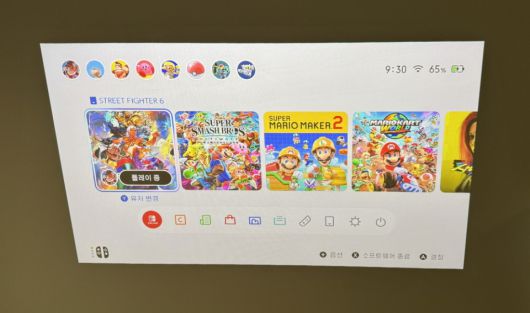 닌텐도 스위치 같은 콘솔 게임기를 연결해 누워서 게임을 즐길 수도 있다.