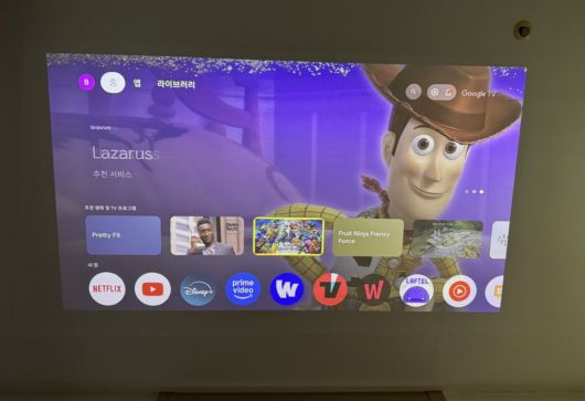 구글 TV OS를 탑재해 스마트 TV처럼 사용할 수 있다.