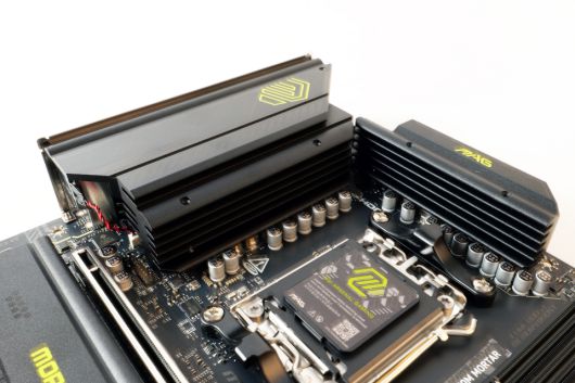 VRM 히트싱크가 상단 MOS를 덮어 효과적으로 열을 분산시킨다.